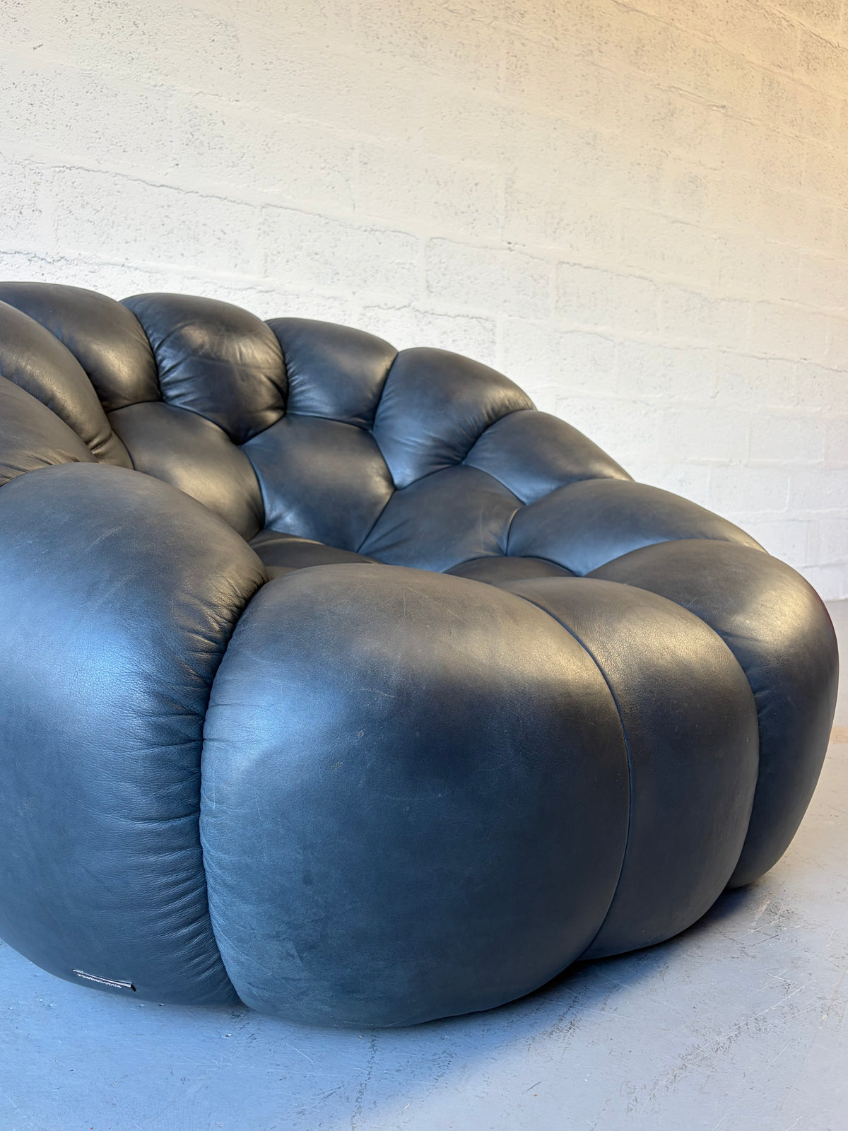 Fauteuil "Bubble" Roche Bobois en cuir bleu