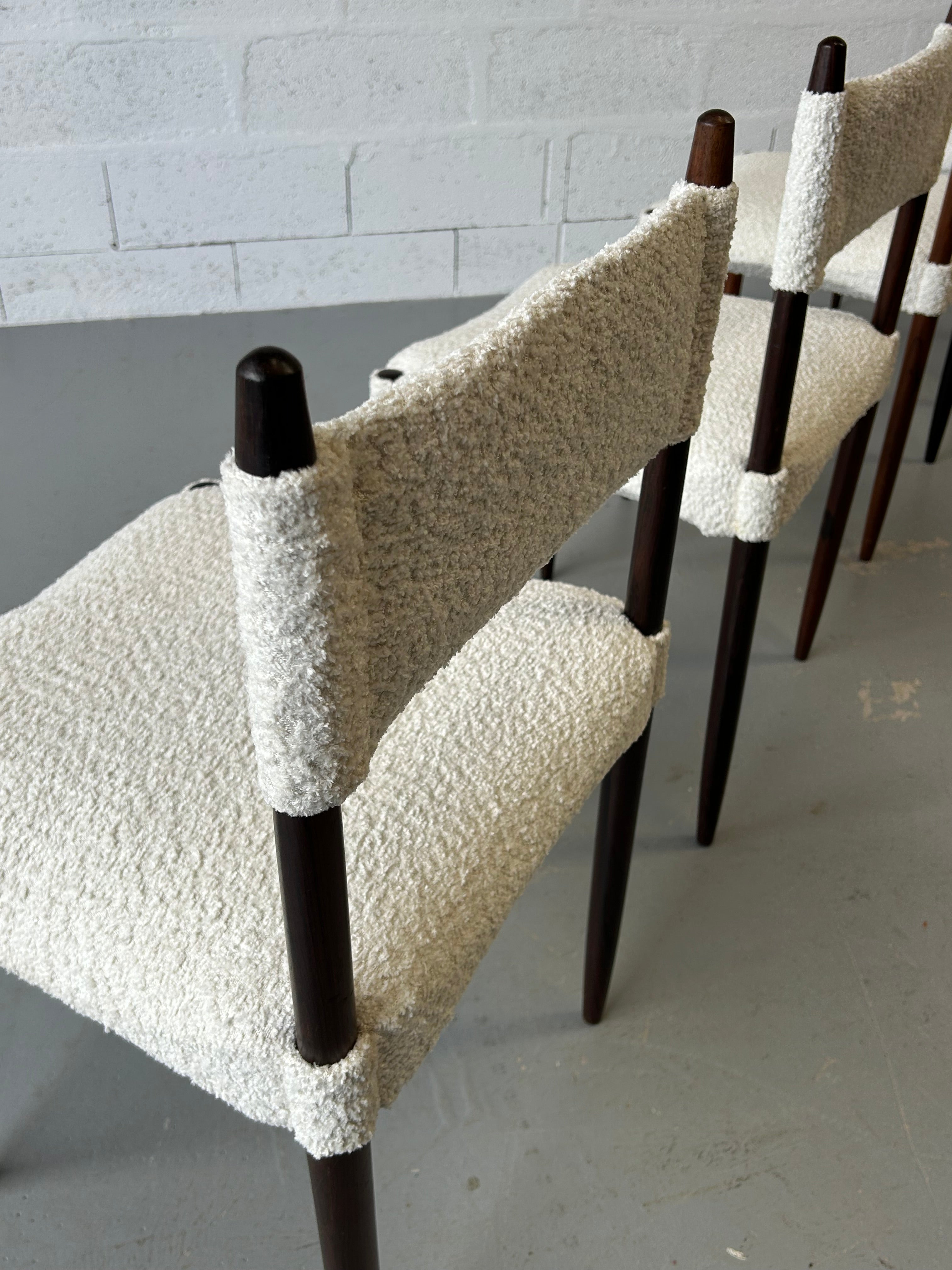 4 chaises par "Anders jensen" en palissandre et tissu bouclettes