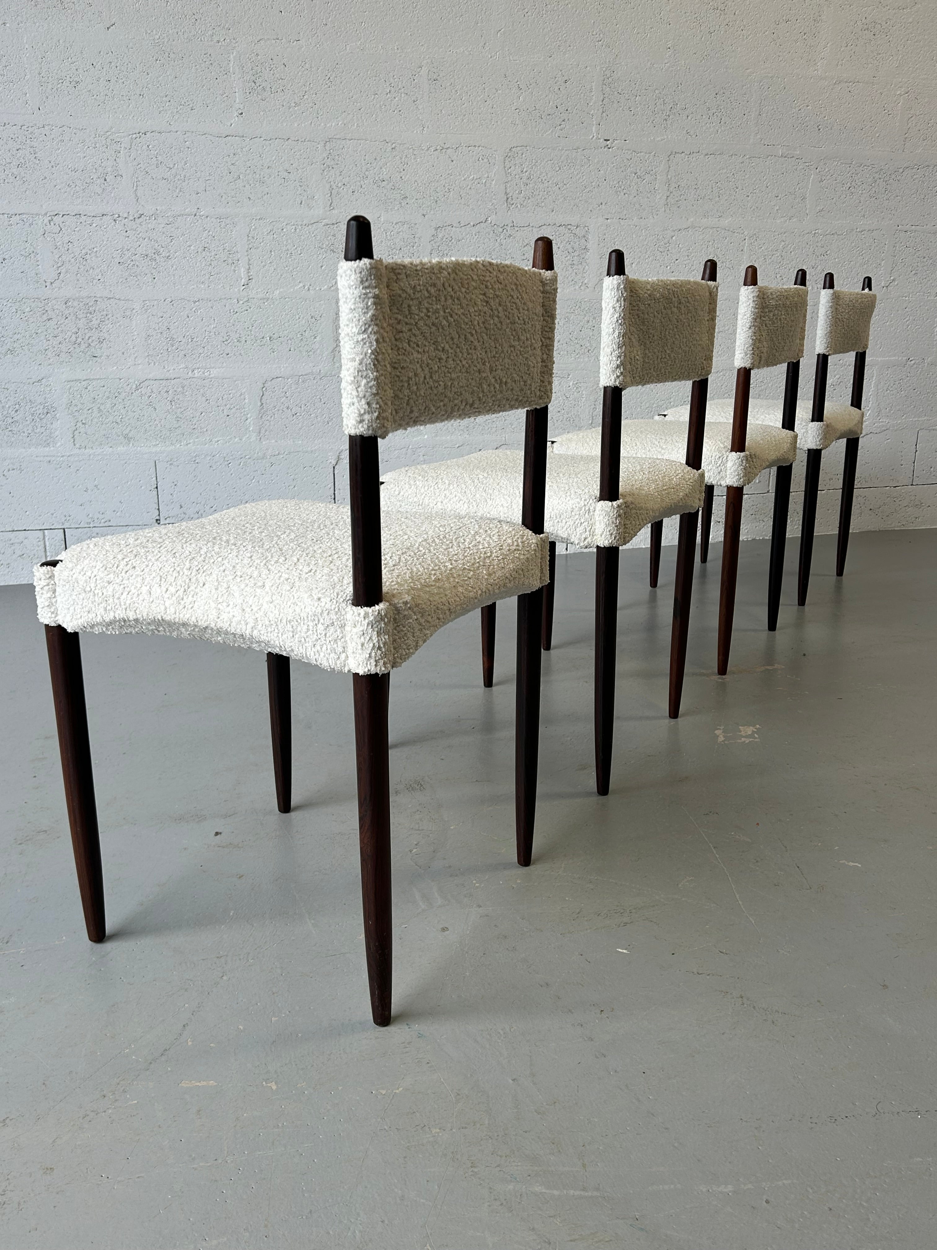 4 chaises par "Anders jensen" en palissandre et tissu bouclettes