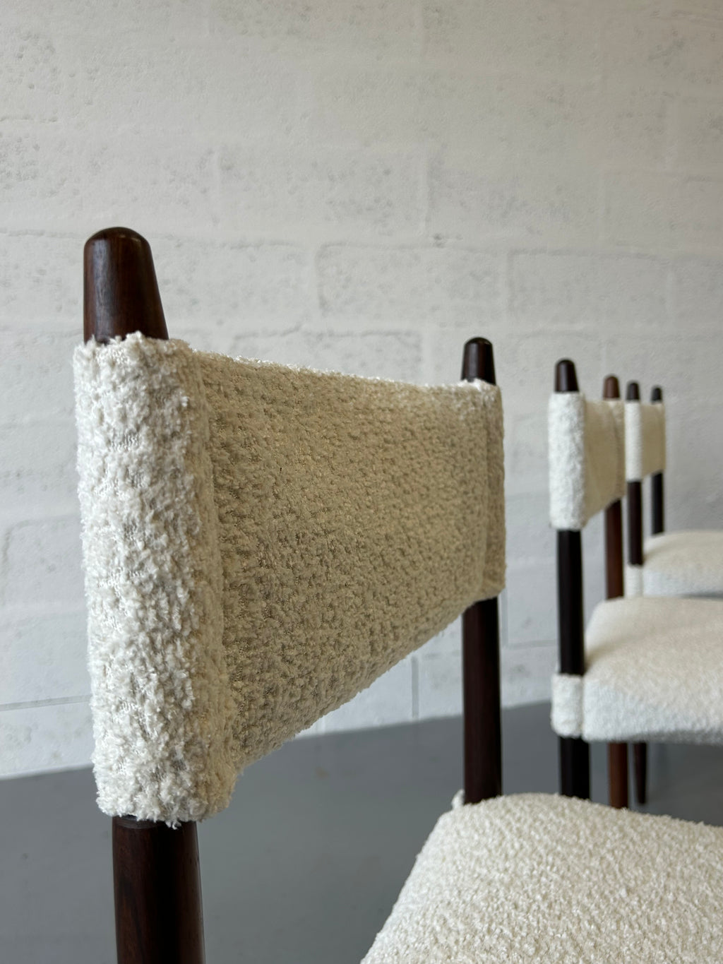 4 chaises par "Anders jensen" en palissandre et tissu bouclettes