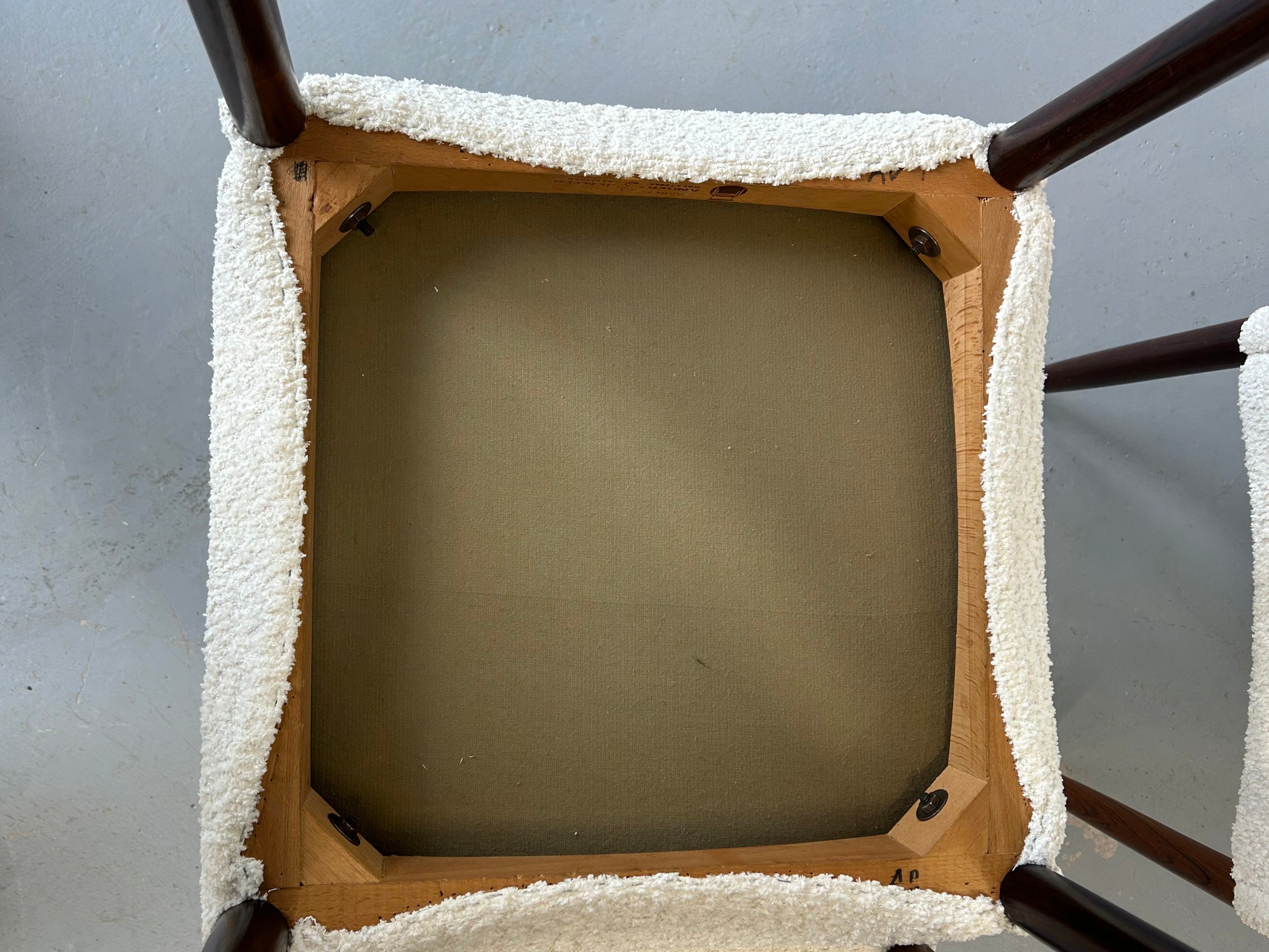 4 chaises par "Anders jensen" en palissandre et tissu bouclettes